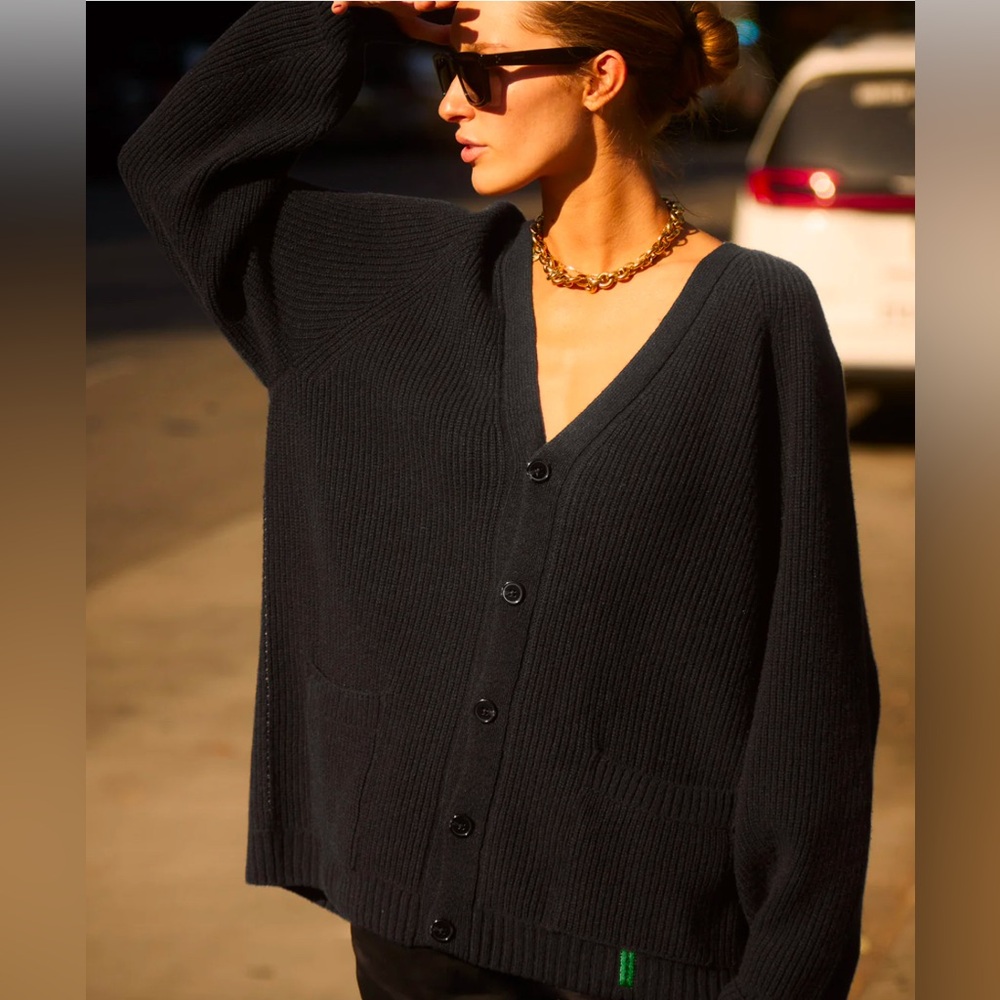 Plum Rd Cardigan
XS
So chic
Never Worn